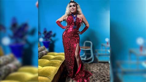 Wendy Guevara y los detalles de su vestido rojo estilo .